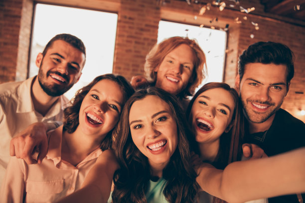 特写照片大声的朋友活动出去喝醉了六个人自拍夜生活节日她她的女士他他他的家伙穿礼服衬衫正式穿闪光阁楼房间室内图片下载