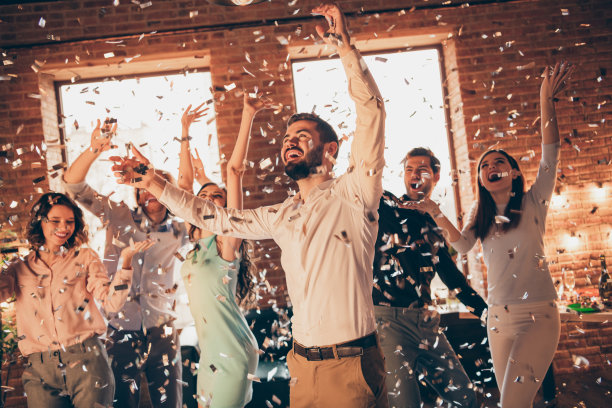 特写照片大喊最好的朋友出去跳舞伟大的时间喝醉了生日唱歌歌手双手举起她她的女士，他，他，他的家伙穿礼服衬衫正装，穿闪闪发光的阁楼房间室内图片下载