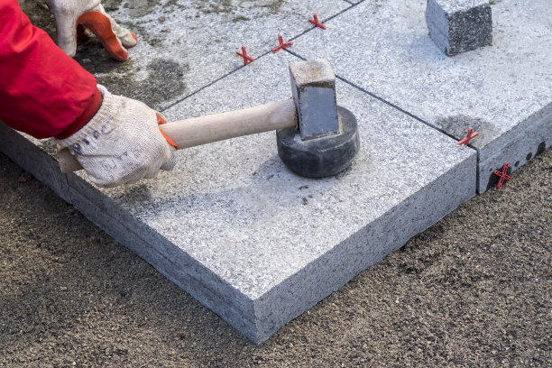 工人放置一块石头图片下载