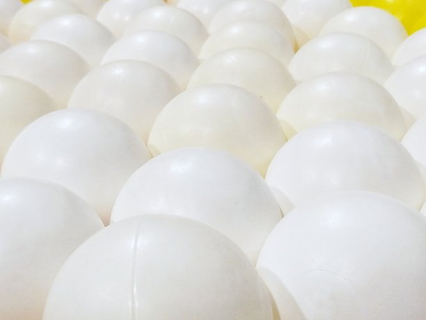 操场上的塑料球图片下载