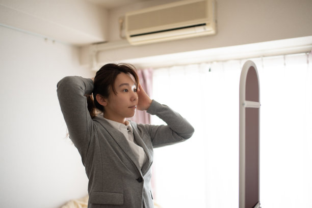 在房间里扎头发的女人图片下载