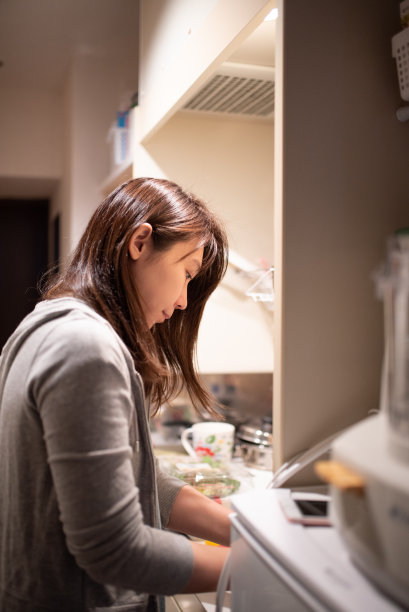 在厨房里准备吃早餐的女人图片下载