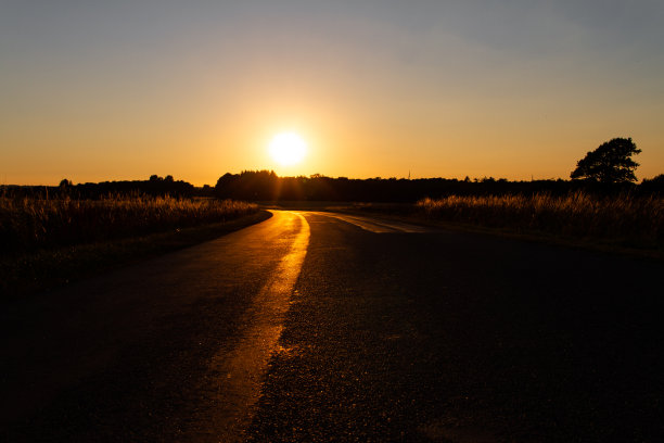 日落时分荒凉的道路图片下载