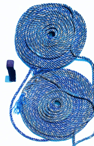 蓝色的海上绳索在白色的背景下盘绕着图片下载