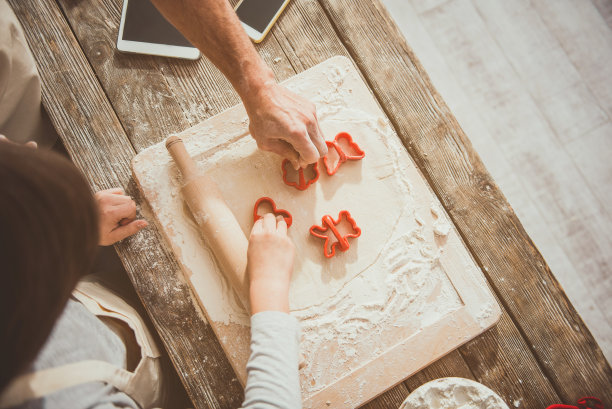 爸爸和儿子在做不同形状的饼干图片下载