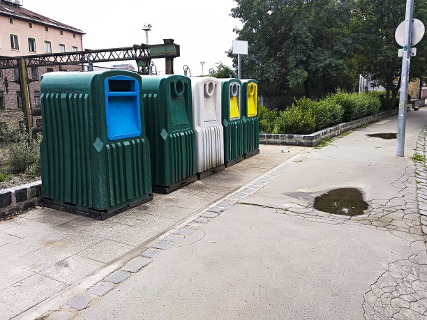 存放不同垃圾的欧洲垃圾桶图片下载