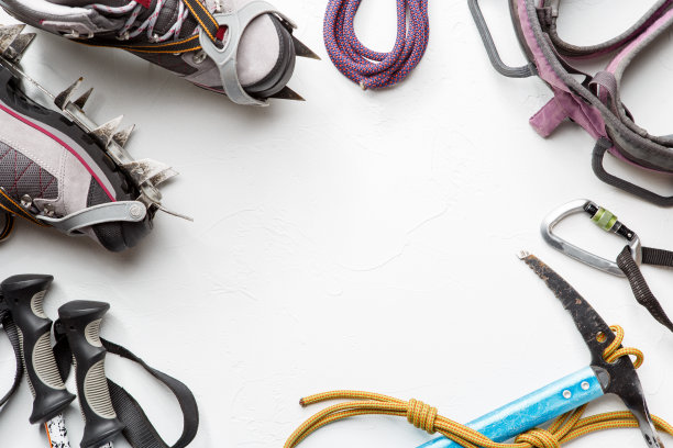 照片上的靴子，滑雪杆，镐，镐在白色的背景。图片下载