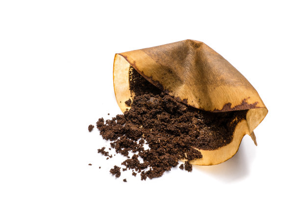 滤袋隔离的咖啡渣在白色背景上图片下载