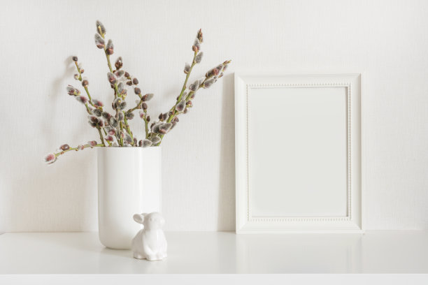 复活节树，兔子和框架文字。春天。图片下载