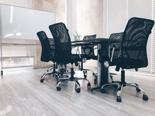 工厂技术和配件的概念从一组办公椅和桌子保持和清洁准备重要会议与板和隔断背景图片下载