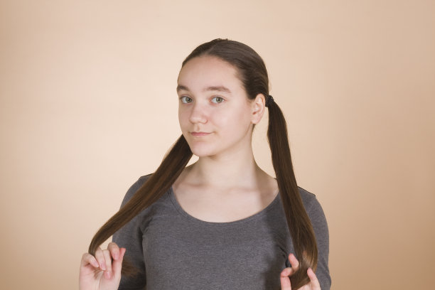 13-14岁的长发少女图片下载