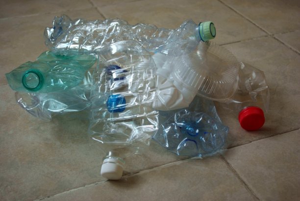 一堆可回收的空塑料瓶图片下载