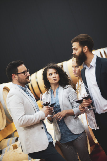 在酒窖里品酒图片下载