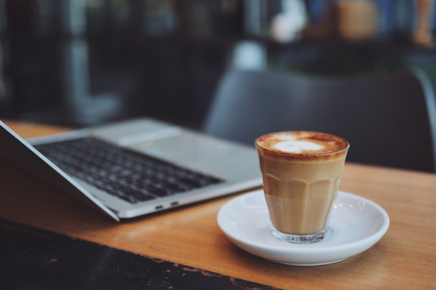 咖啡拿铁艺术在咖啡馆咖啡馆复古色调图片下载