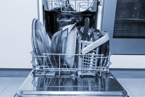 打开洗碗机与干净的餐具，餐具，色调蓝色图片下载