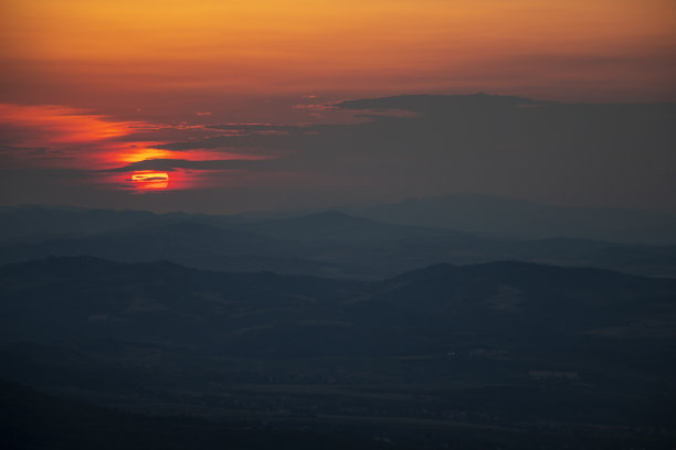 夏季日落在保加利亚山脉层图片下载