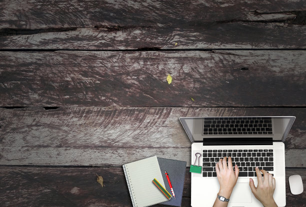 办公室办公桌背景与建设项目理念概念，有笔记本电脑，绘图设备和一杯咖啡图片下载