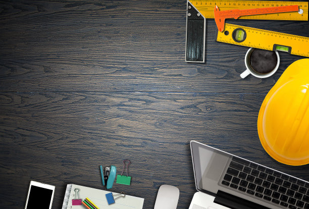 办公室办公桌背景与建设项目理念概念，有笔记本电脑，绘图设备和一杯咖啡图片下载