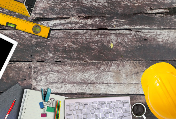 办公室办公桌背景与建设项目理念概念，有笔记本电脑，绘图设备和一杯咖啡图片下载