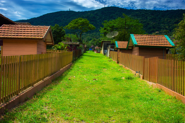 路之间的房子图片下载