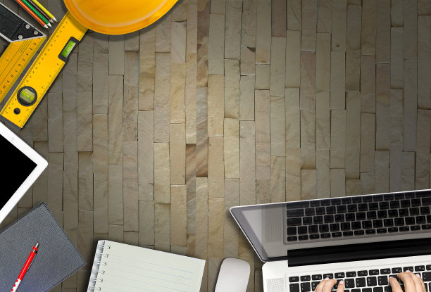 办公室办公桌背景与建设项目理念概念，有笔记本电脑，绘图设备和一杯咖啡图片下载