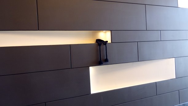 一顶被遗忘的羊毛帽子留在门厅的装饰凹痕里图片下载