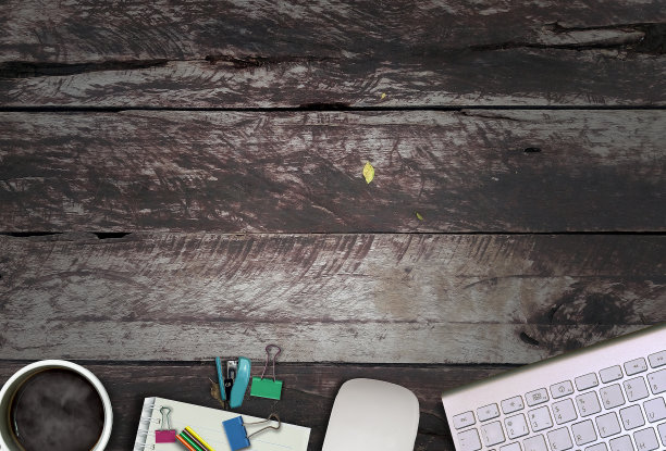 办公室办公桌背景与建设项目理念概念，有笔记本电脑，绘图设备和一杯咖啡图片下载