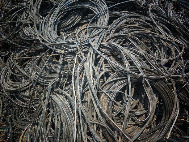 废旧金属高压电线堆在废品场。等待回收图片下载