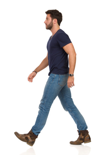 穿着蓝色t恤、牛仔裤和靴子的严肃行走者图片下载