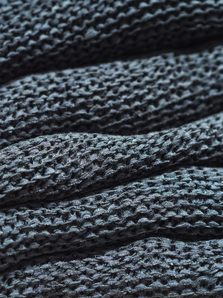 时装店里成堆的蓝色毛衣图片下载