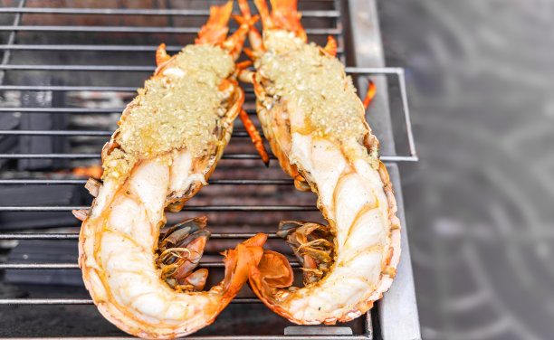 龙虾在热炭烤架上烤图片下载