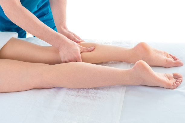 理疗师在做足底按摩。Spa影棚拍摄图片下载