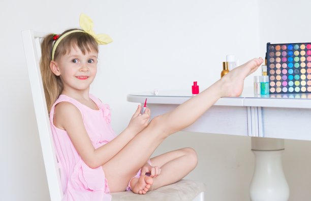 女孩,画指甲图片下载