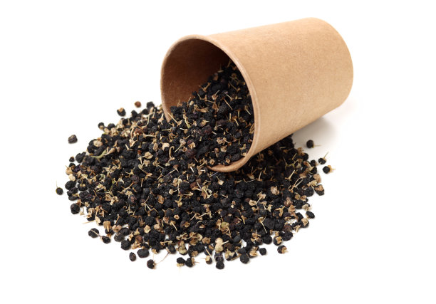 传统的中国黑色草药干枸杞在白色的背景图片下载