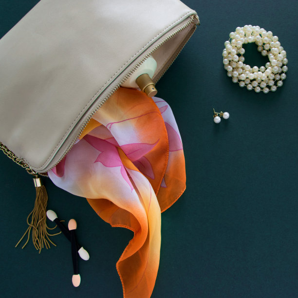 俯视图的时尚女性平躺在深绿色的背景上图片下载