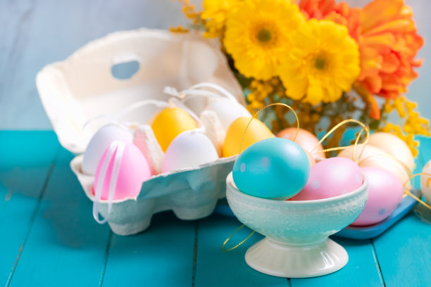 复活节彩蛋彩蛋卡通盒上的蓝色乡村木制背景图片下载