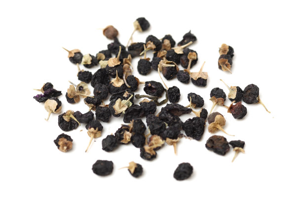 传统的中国黑色草药干枸杞在白色的背景图片下载