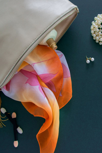 俯视图的时尚女性平躺在深绿色的背景上图片下载