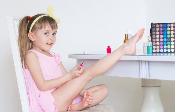 女孩,画指甲图片下载