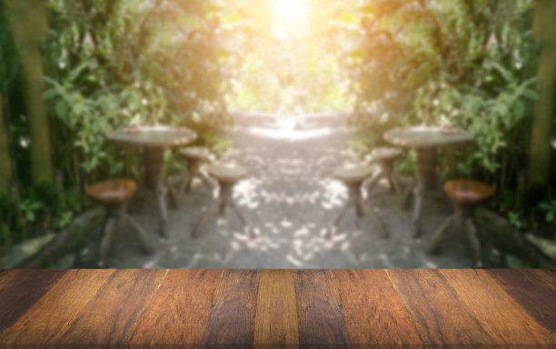 木质台面吧台模糊花园背景。图片下载