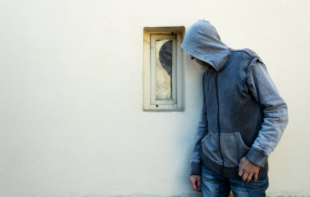 夜贼、小偷或强盗在破门而入之前要检查情况图片下载