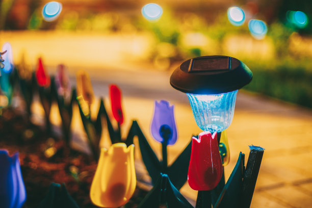 太阳能花园灯，花坛灯笼。园林设计图片下载