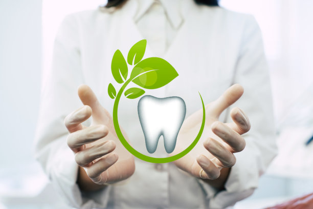 近距离的照片上的牙科医生的手在工作场所的背景，医疗专业人员手持虚拟牙科对象或项目产品。图片下载