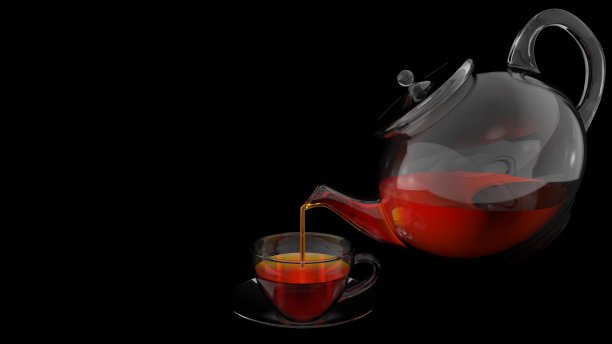 正面的观点，一个玻璃茶壶装满了玻璃杯茶在玻璃碟上的黑色背景图片下载