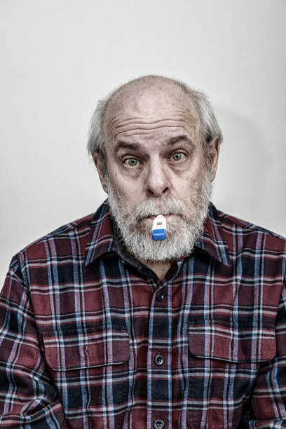 数字显示温度计在生病的老人的嘴图片下载