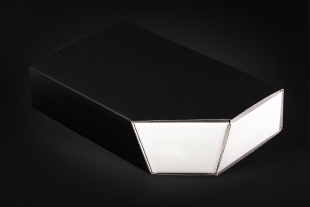 特殊创意概念造型礼盒在黑色背景图片下载