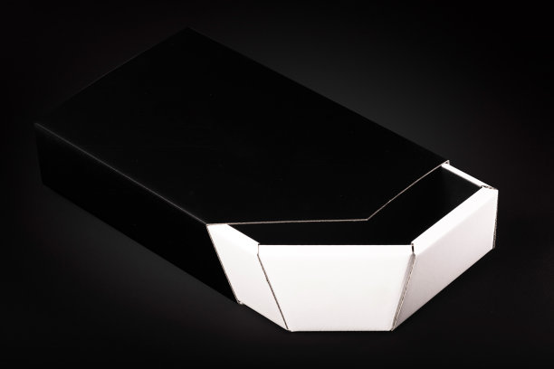 特殊创意概念造型礼盒在黑色背景图片下载