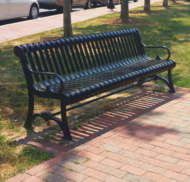 公园里的黑色金属长凳。图片下载