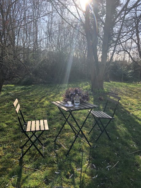 一个人的彩色早餐桌图片下载