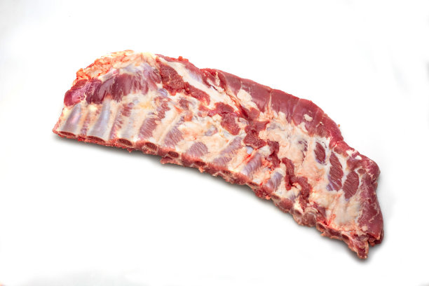 生排骨孤立在白色背景上图片下载